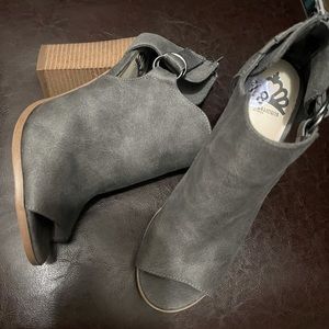 Women’s 8.5 fergalicious open toe booties